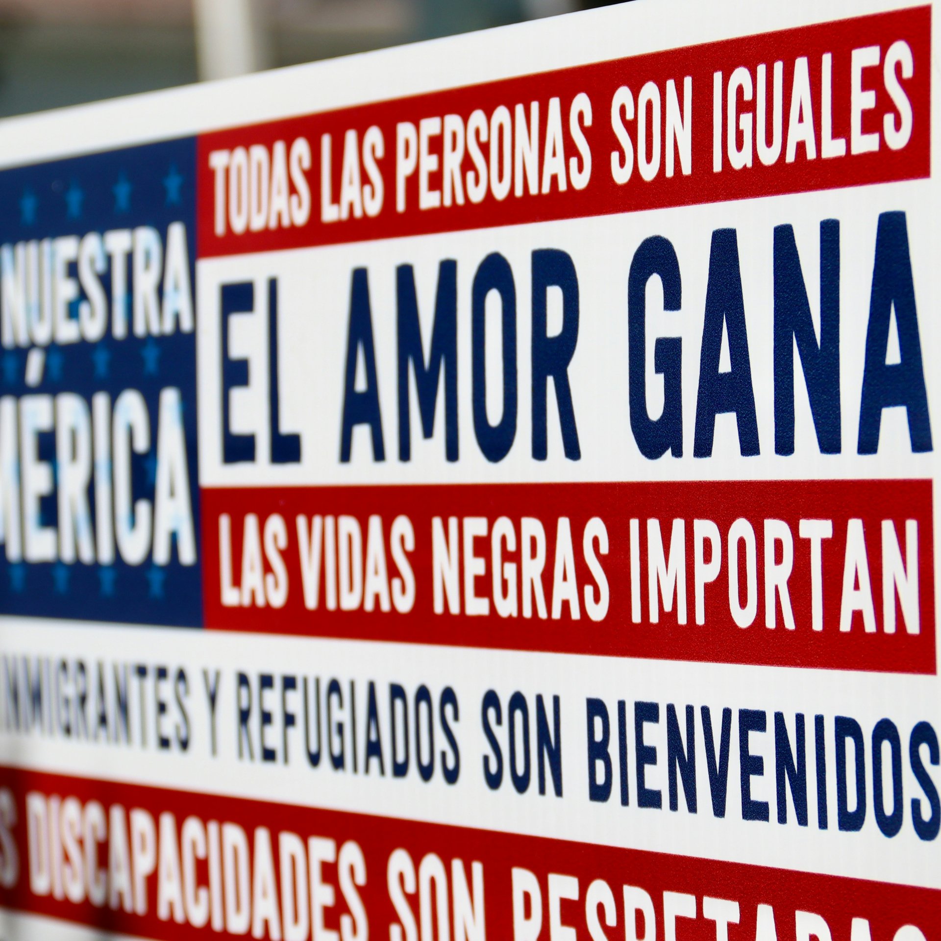School communication sign written in Spanish